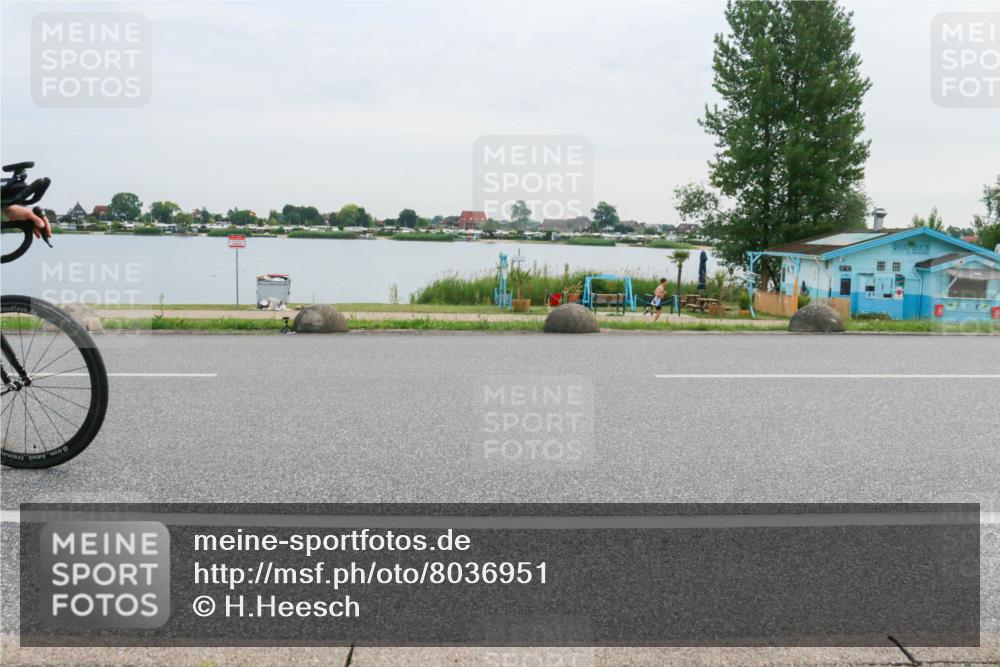 15.06.2025 - 27. Vierlanden-Triathlon H.Heesch http://msf.ph/oto/8036951 15.06.2025 10:50:04 Radfahren 150, 215, 250 meine-sportfotos.de