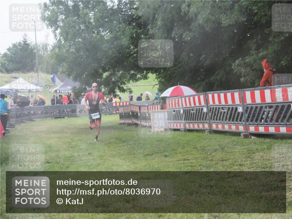 21.06.2025 - 27. Vierlanden-Triathlon KatJ http://msf.ph/oto/8036970 15.06.2025 14:16:13 Ziel 1253 meine-sportfotos.de