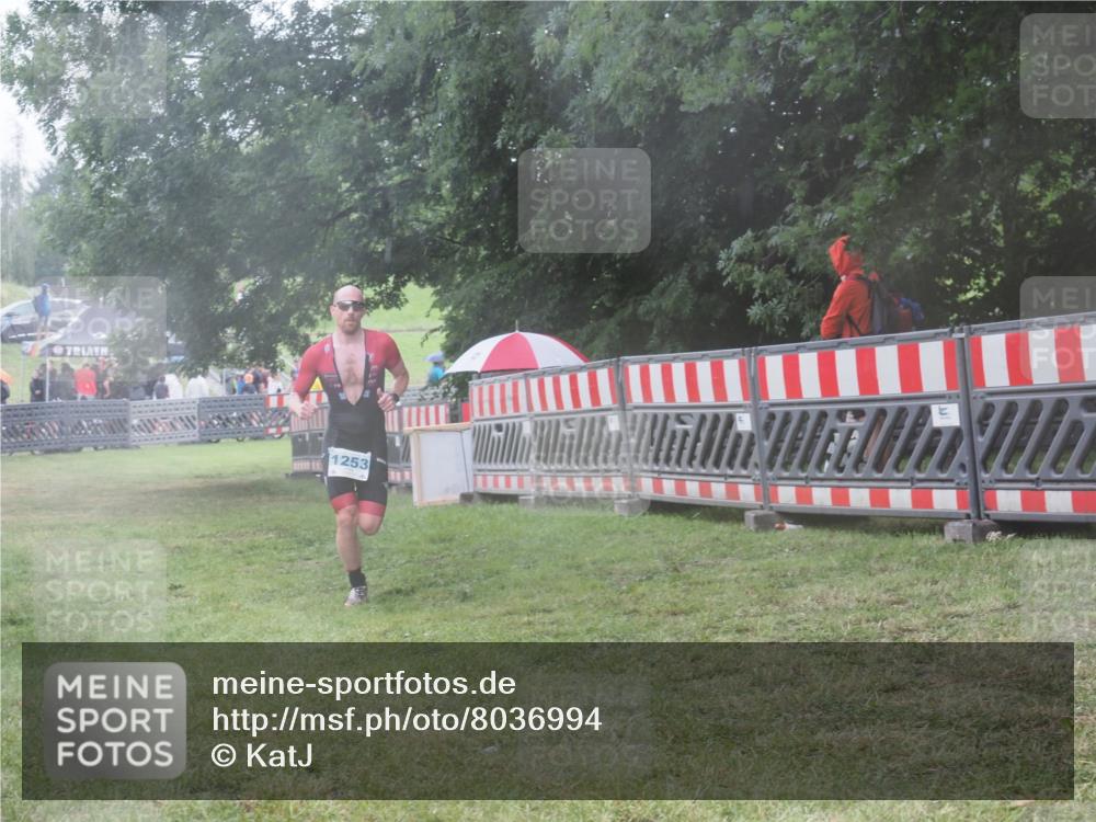 21.06.2025 - 27. Vierlanden-Triathlon KatJ http://msf.ph/oto/8036994 15.06.2025 14:16:14 Ziel 1253 meine-sportfotos.de