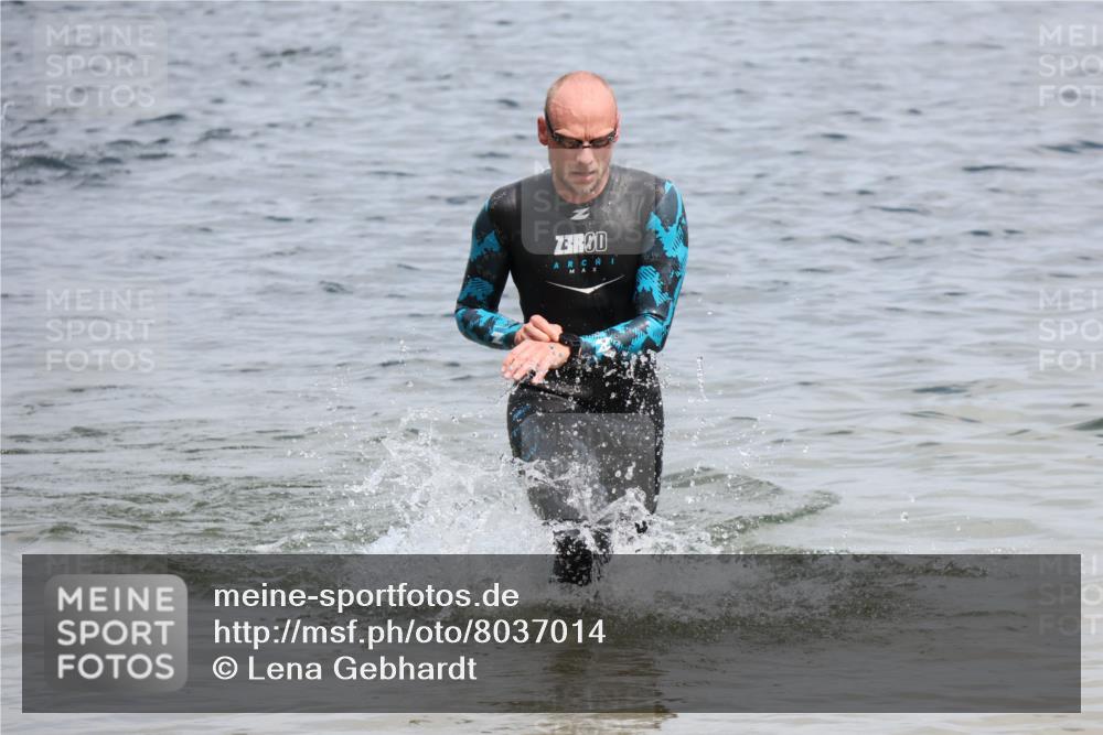 21.06.2025 - 27. Vierlanden-Triathlon Lena Gebhardt http://msf.ph/oto/8037014 15.06.2025 12:03:07 Schwimmen 999, 1002 meine-sportfotos.de