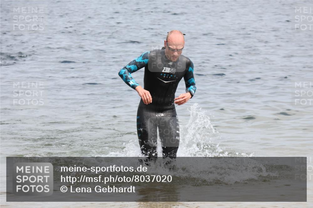 21.06.2025 - 27. Vierlanden-Triathlon Lena Gebhardt http://msf.ph/oto/8037020 15.06.2025 12:03:07 Schwimmen 999, 1002 meine-sportfotos.de