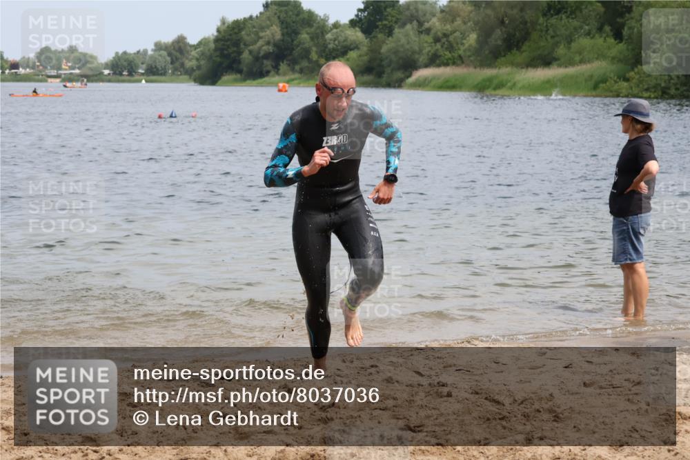 21.06.2025 - 27. Vierlanden-Triathlon Lena Gebhardt http://msf.ph/oto/8037036 15.06.2025 12:03:10 Schwimmen 1002 meine-sportfotos.de