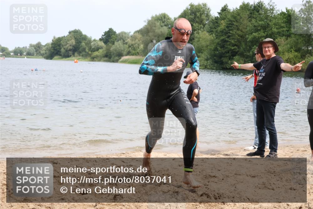 21.06.2025 - 27. Vierlanden-Triathlon Lena Gebhardt http://msf.ph/oto/8037041 15.06.2025 12:03:10 Schwimmen 1002 meine-sportfotos.de