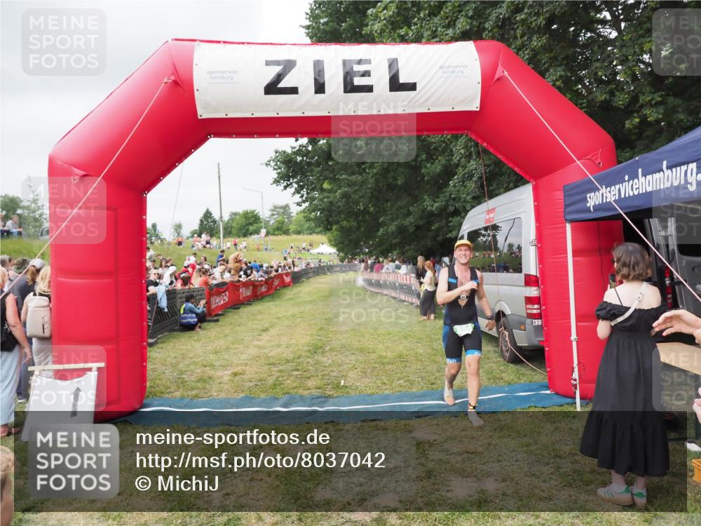 21.06.2025 - 27. Vierlanden-Triathlon MichiJ http://msf.ph/oto/8037042 15.06.2026 13:06:54 Ziel 654 meine-sportfotos.de