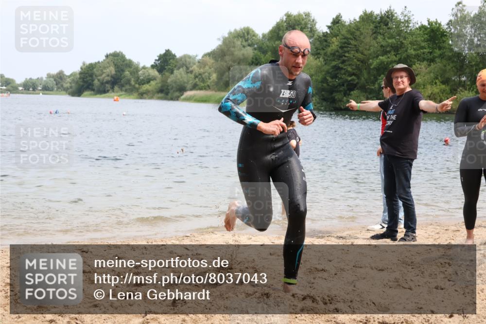 21.06.2025 - 27. Vierlanden-Triathlon Lena Gebhardt http://msf.ph/oto/8037043 15.06.2025 12:03:10 Schwimmen 1002 meine-sportfotos.de