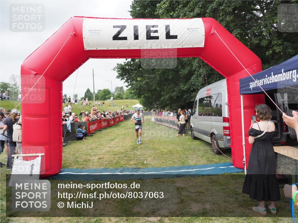 21.06.2025 - 27. Vierlanden-Triathlon MichiJ http://msf.ph/oto/8037063 15.06.2026 13:07:22 Ziel 831 meine-sportfotos.de