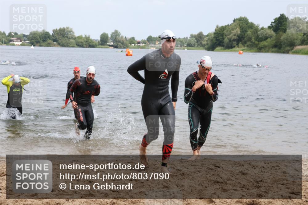 21.06.2025 - 27. Vierlanden-Triathlon Lena Gebhardt http://msf.ph/oto/8037090 15.06.2025 12:03:27 Schwimmen 1004, 1005, 1006, 1007, 1008 meine-sportfotos.de
