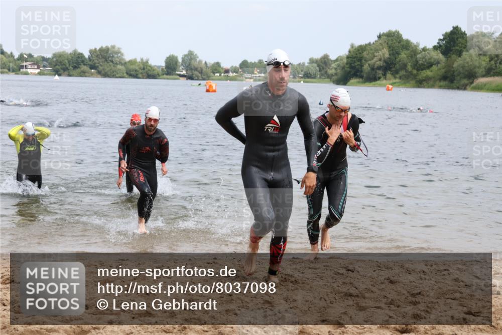 21.06.2025 - 27. Vierlanden-Triathlon Lena Gebhardt http://msf.ph/oto/8037098 15.06.2025 12:03:27 Schwimmen 1004, 1005, 1006, 1007, 1008 meine-sportfotos.de