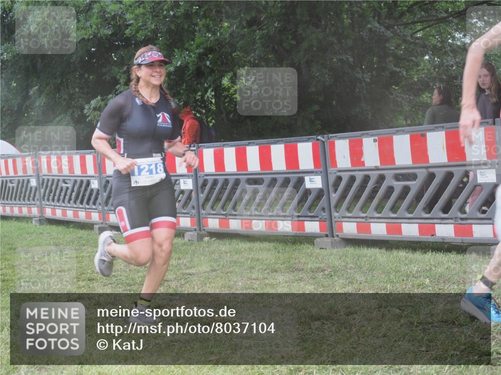 21.06.2025 - 27. Vierlanden-Triathlon KatJ http://msf.ph/oto/8037104 15.06.2025 14:17:15 Ziel 1218, 1269 meine-sportfotos.de