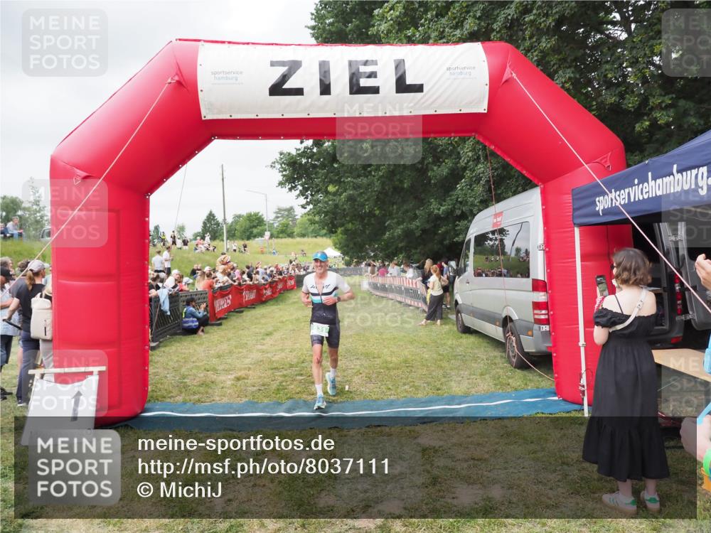 21.06.2025 - 27. Vierlanden-Triathlon MichiJ http://msf.ph/oto/8037111 15.06.2026 13:07:23 Ziel 831 meine-sportfotos.de
