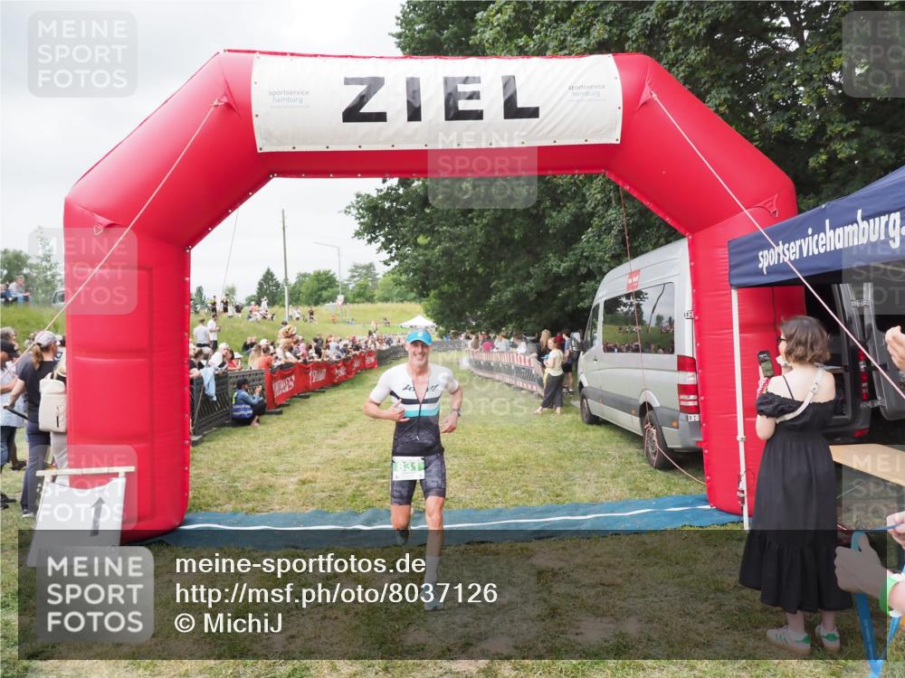 21.06.2025 - 27. Vierlanden-Triathlon MichiJ http://msf.ph/oto/8037126 15.06.2026 13:07:23 Ziel 831 meine-sportfotos.de