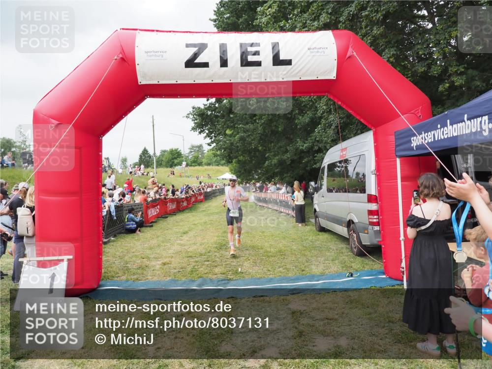 21.06.2025 - 27. Vierlanden-Triathlon MichiJ http://msf.ph/oto/8037131 15.06.2026 13:07:40 Ziel 676 meine-sportfotos.de