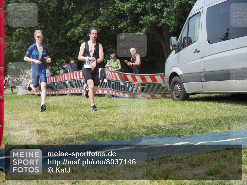 21.06.2025 - 27. Vierlanden-Triathlon KatJ http://msf.ph/oto/8037146 15.06.2025 11:27:08 Schwimmen 886, 961 meine-sportfotos.de