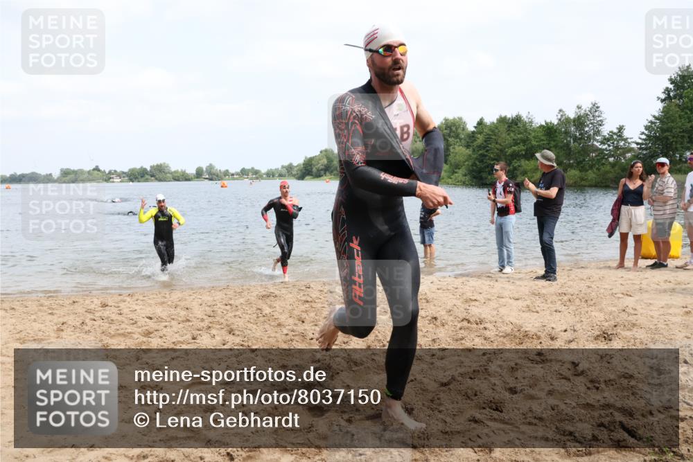21.06.2025 - 27. Vierlanden-Triathlon Lena Gebhardt http://msf.ph/oto/8037150 15.06.2025 12:03:30 Schwimmen 1004, 1005, 1006, 1007, 1008 meine-sportfotos.de