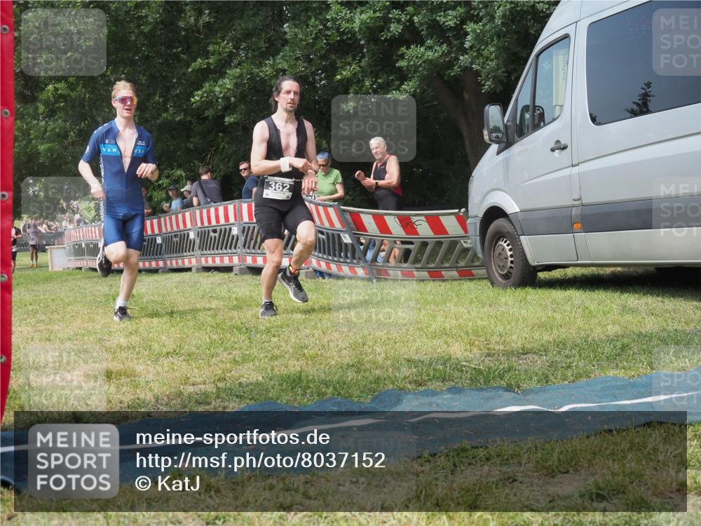21.06.2025 - 27. Vierlanden-Triathlon KatJ http://msf.ph/oto/8037152 15.06.2025 11:27:09 Schwimmen 886, 961 meine-sportfotos.de