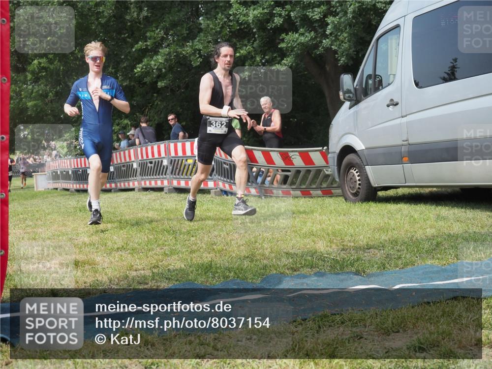 21.06.2025 - 27. Vierlanden-Triathlon KatJ http://msf.ph/oto/8037154 15.06.2025 11:27:09 Schwimmen 886, 961 meine-sportfotos.de