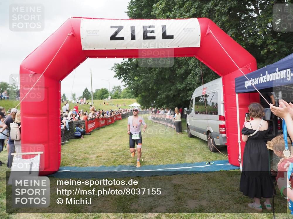 21.06.2025 - 27. Vierlanden-Triathlon MichiJ http://msf.ph/oto/8037155 15.06.2026 13:07:40 Ziel 676 meine-sportfotos.de