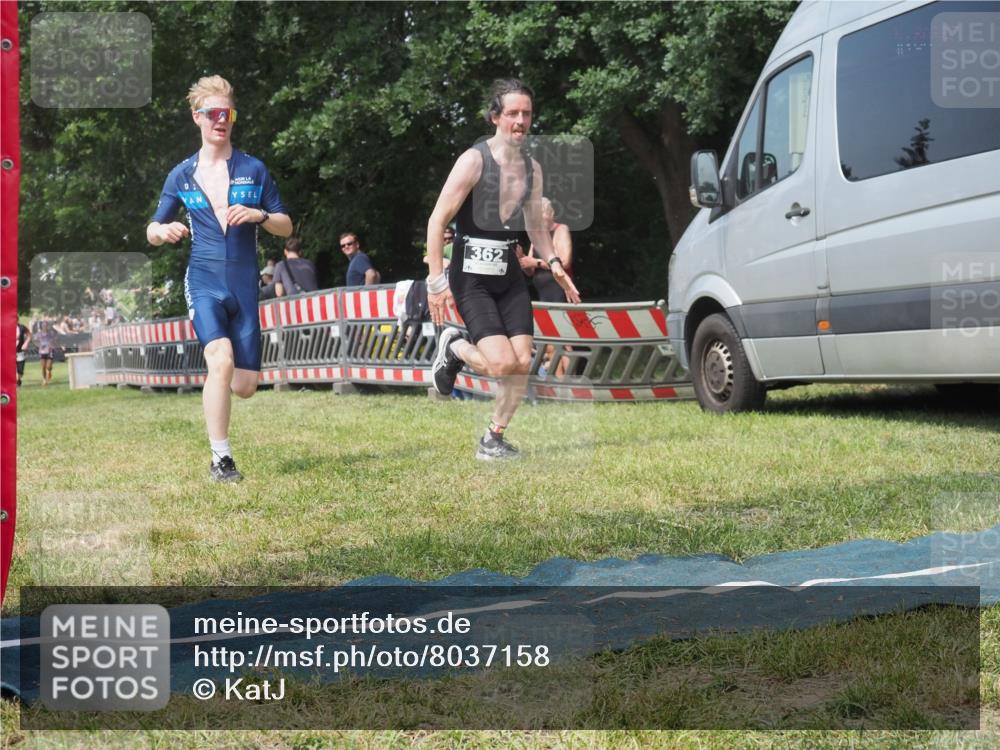 21.06.2025 - 27. Vierlanden-Triathlon KatJ http://msf.ph/oto/8037158 15.06.2025 11:27:09 Schwimmen 886, 961 meine-sportfotos.de