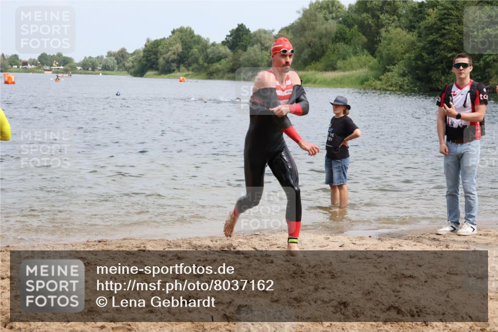 21.06.2025 - 27. Vierlanden-Triathlon Lena Gebhardt http://msf.ph/oto/8037162 15.06.2025 12:03:31 Schwimmen 1004, 1005, 1006, 1007, 1008 meine-sportfotos.de
