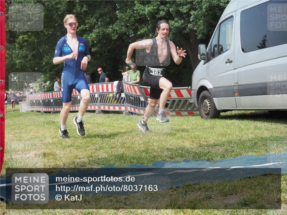 21.06.2025 - 27. Vierlanden-Triathlon KatJ http://msf.ph/oto/8037163 15.06.2025 11:27:09 Schwimmen 886, 961 meine-sportfotos.de