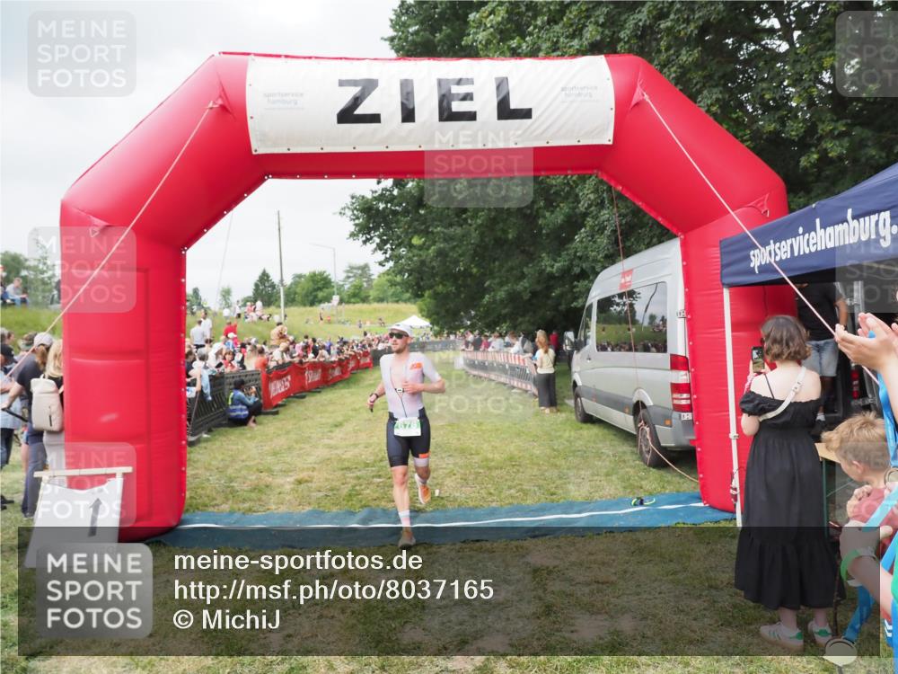 21.06.2025 - 27. Vierlanden-Triathlon MichiJ http://msf.ph/oto/8037165 15.06.2026 13:07:40 Ziel 676 meine-sportfotos.de