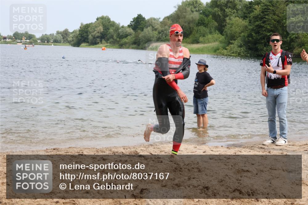 21.06.2025 - 27. Vierlanden-Triathlon Lena Gebhardt http://msf.ph/oto/8037167 15.06.2025 12:03:31 Schwimmen 1004, 1005, 1006, 1007, 1008 meine-sportfotos.de