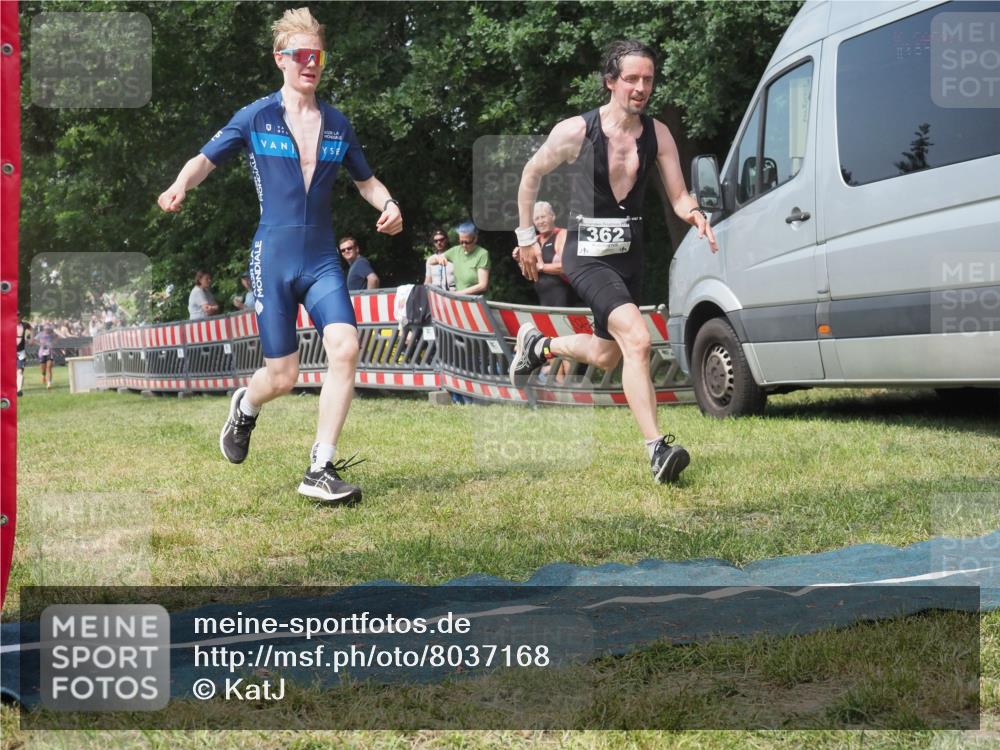 21.06.2025 - 27. Vierlanden-Triathlon KatJ http://msf.ph/oto/8037168 15.06.2025 11:27:09 Schwimmen 886, 961 meine-sportfotos.de