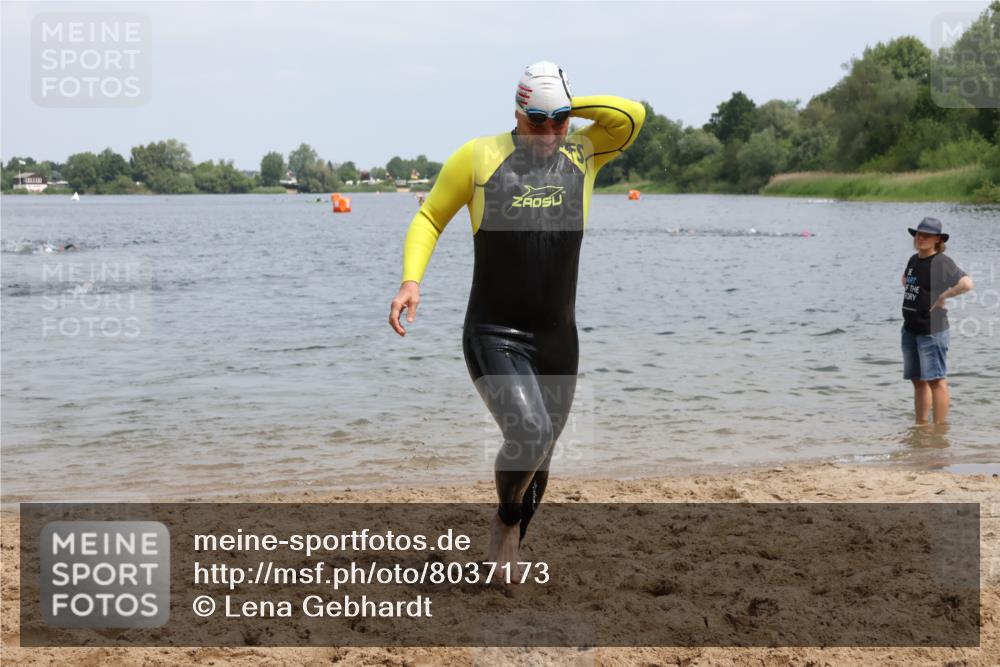 21.06.2025 - 27. Vierlanden-Triathlon Lena Gebhardt http://msf.ph/oto/8037173 15.06.2025 12:03:32 Schwimmen 1004, 1005, 1006, 1007, 1008 meine-sportfotos.de