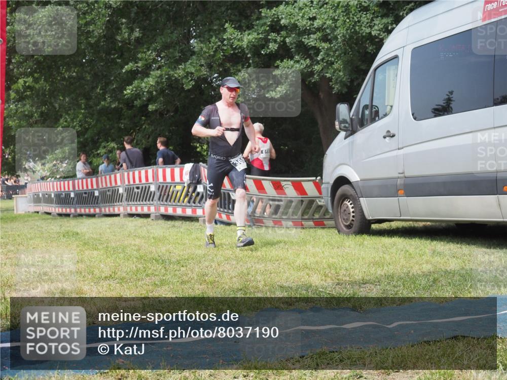 21.06.2025 - 27. Vierlanden-Triathlon KatJ http://msf.ph/oto/8037190 15.06.2025 11:27:17 Schwimmen 884, 886, 961 meine-sportfotos.de