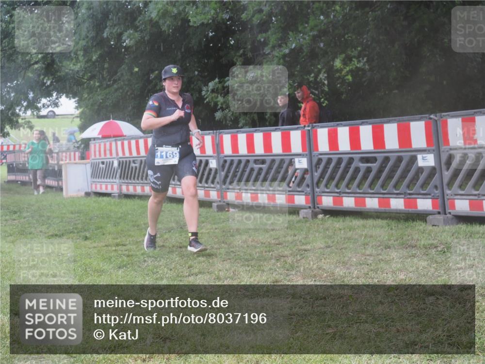 21.06.2025 - 27. Vierlanden-Triathlon KatJ http://msf.ph/oto/8037196 15.06.2025 14:17:40 Ziel 1169 meine-sportfotos.de