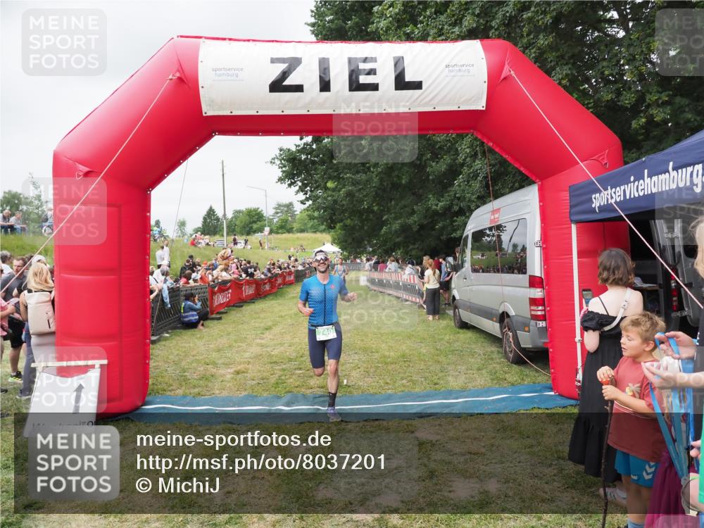 21.06.2025 - 27. Vierlanden-Triathlon MichiJ http://msf.ph/oto/8037201 15.06.2026 13:08:27 Ziel 685, 740 meine-sportfotos.de
