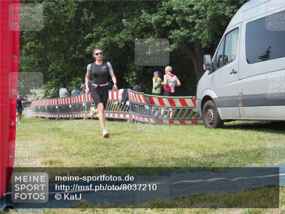 21.06.2025 - 27. Vierlanden-Triathlon KatJ http://msf.ph/oto/8037210 15.06.2025 11:27:21 Schwimmen 884, 886, 961 meine-sportfotos.de