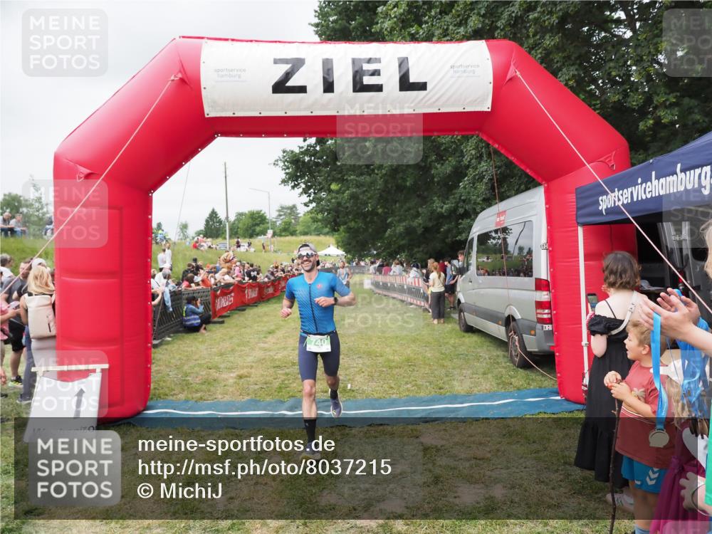 21.06.2025 - 27. Vierlanden-Triathlon MichiJ http://msf.ph/oto/8037215 15.06.2026 13:08:28 Ziel 685, 740 meine-sportfotos.de