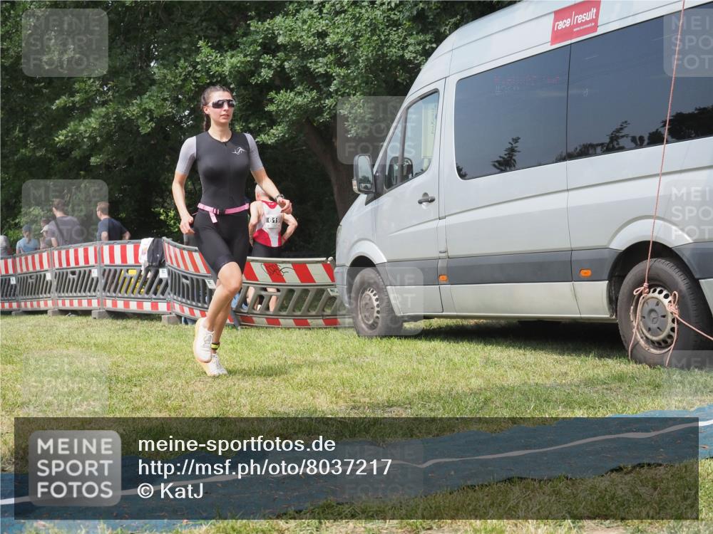 21.06.2025 - 27. Vierlanden-Triathlon KatJ http://msf.ph/oto/8037217 15.06.2025 11:27:21 Schwimmen 884, 886, 961 meine-sportfotos.de