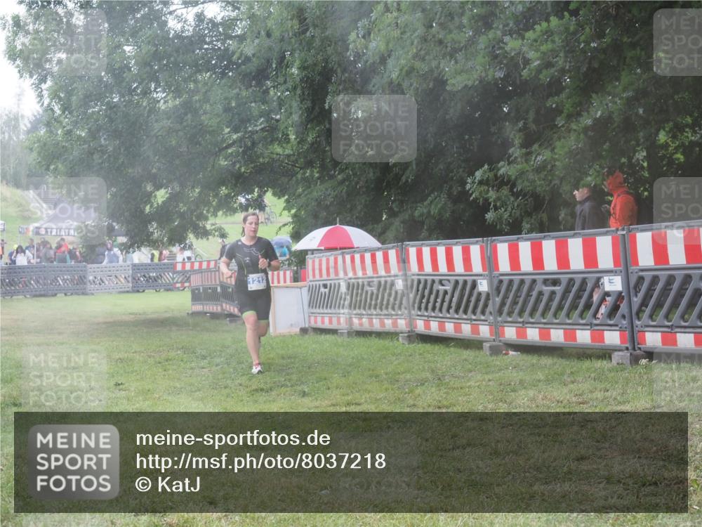 21.06.2025 - 27. Vierlanden-Triathlon KatJ http://msf.ph/oto/8037218 15.06.2025 14:17:56 Ziel 1212 meine-sportfotos.de