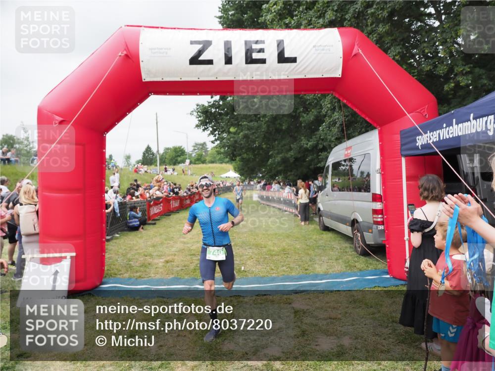 21.06.2025 - 27. Vierlanden-Triathlon MichiJ http://msf.ph/oto/8037220 15.06.2026 13:08:28 Ziel 685, 740 meine-sportfotos.de