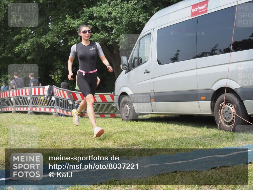 21.06.2025 - 27. Vierlanden-Triathlon KatJ http://msf.ph/oto/8037221 15.06.2025 11:27:22 Schwimmen 884, 886 meine-sportfotos.de