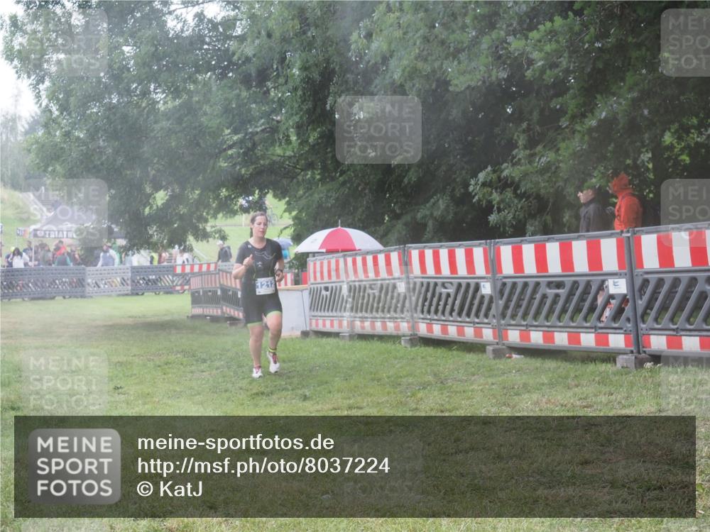 21.06.2025 - 27. Vierlanden-Triathlon KatJ http://msf.ph/oto/8037224 15.06.2025 14:17:56 Ziel 1212 meine-sportfotos.de