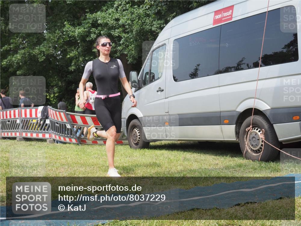 21.06.2025 - 27. Vierlanden-Triathlon KatJ http://msf.ph/oto/8037229 15.06.2025 11:27:22 Schwimmen 884, 886 meine-sportfotos.de