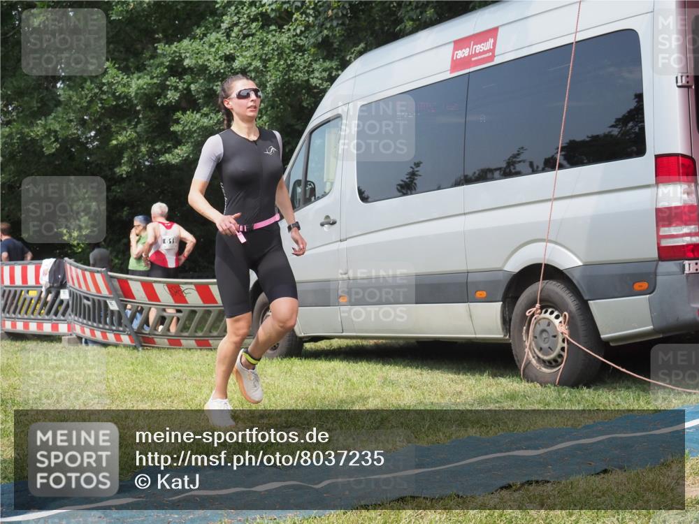 21.06.2025 - 27. Vierlanden-Triathlon KatJ http://msf.ph/oto/8037235 15.06.2025 11:27:22 Schwimmen 884, 886 meine-sportfotos.de