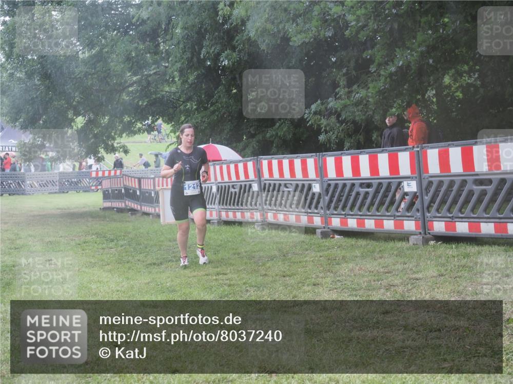 21.06.2025 - 27. Vierlanden-Triathlon KatJ http://msf.ph/oto/8037240 15.06.2025 14:17:57 Ziel 1212 meine-sportfotos.de