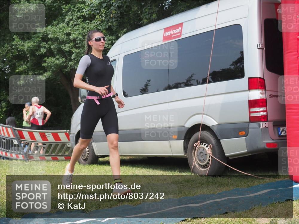 21.06.2025 - 27. Vierlanden-Triathlon KatJ http://msf.ph/oto/8037242 15.06.2025 11:27:22 Schwimmen 884, 886 meine-sportfotos.de
