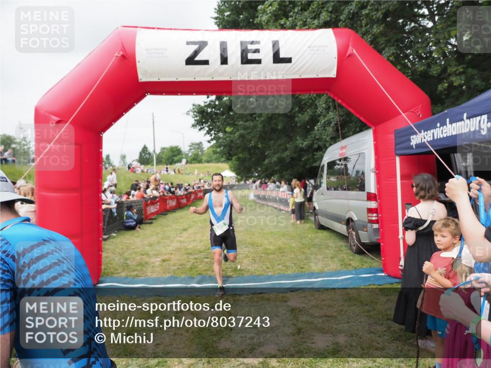 21.06.2025 - 27. Vierlanden-Triathlon MichiJ http://msf.ph/oto/8037243 15.06.2026 13:08:31 Ziel 685, 740 meine-sportfotos.de
