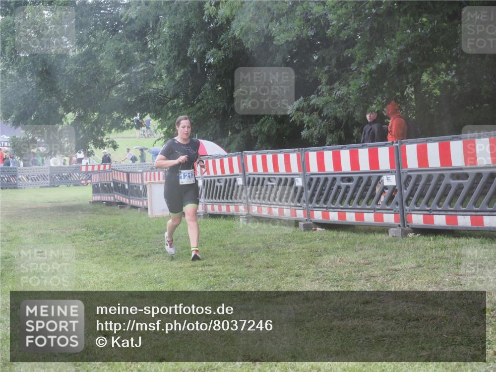 21.06.2025 - 27. Vierlanden-Triathlon KatJ http://msf.ph/oto/8037246 15.06.2025 14:17:57 Ziel 1212 meine-sportfotos.de