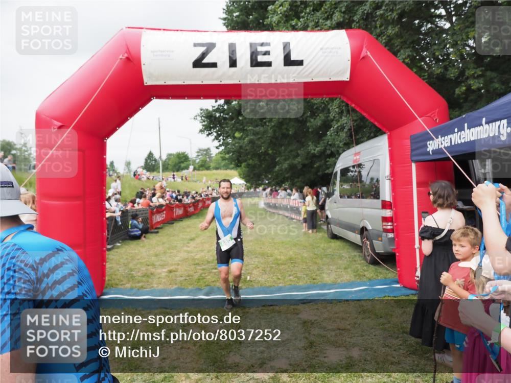21.06.2025 - 27. Vierlanden-Triathlon MichiJ http://msf.ph/oto/8037252 15.06.2026 13:08:32 Ziel 685, 740 meine-sportfotos.de