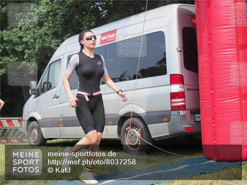 21.06.2025 - 27. Vierlanden-Triathlon KatJ http://msf.ph/oto/8037258 15.06.2025 11:27:22 Schwimmen 884, 886 meine-sportfotos.de