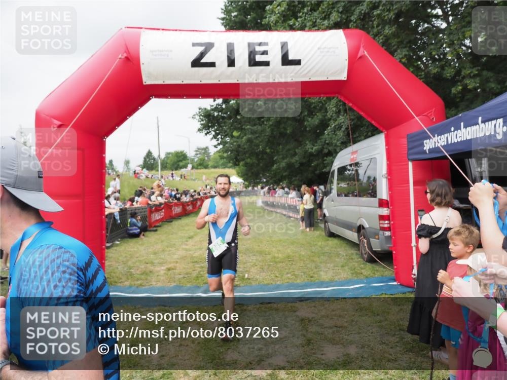 21.06.2025 - 27. Vierlanden-Triathlon MichiJ http://msf.ph/oto/8037265 15.06.2026 13:08:32 Ziel 685, 740 meine-sportfotos.de