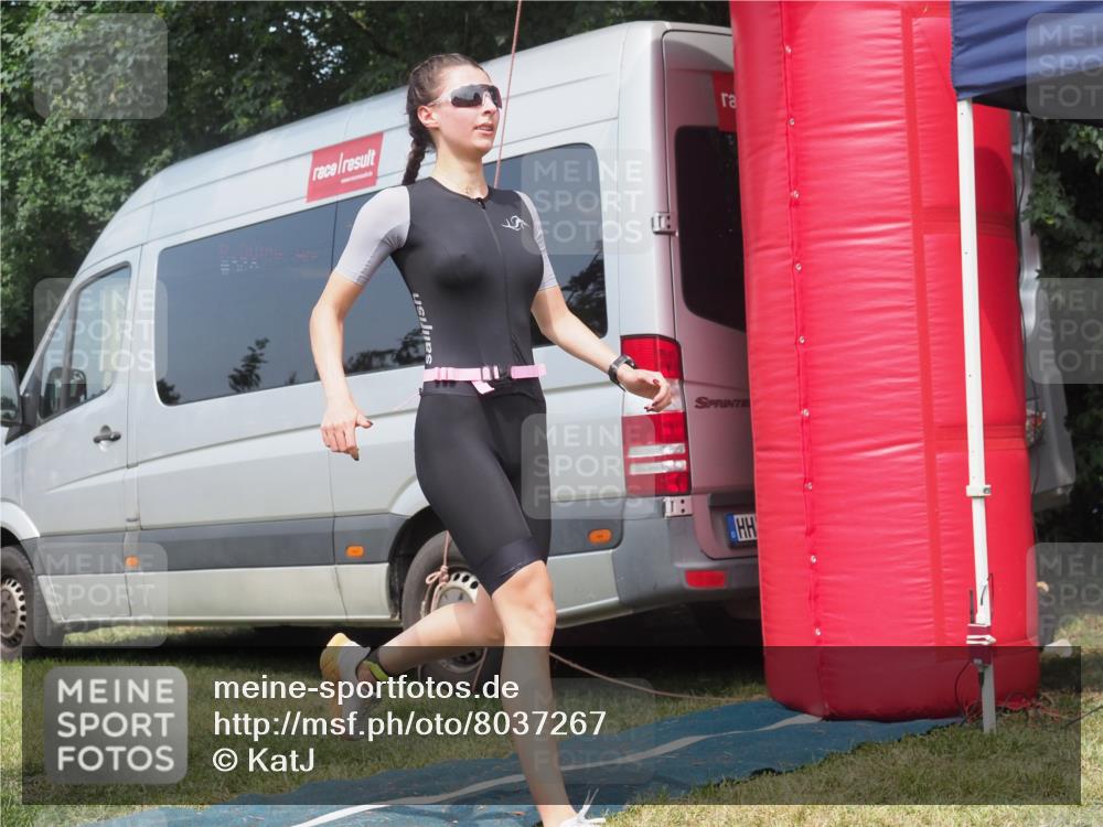 21.06.2025 - 27. Vierlanden-Triathlon KatJ http://msf.ph/oto/8037267 15.06.2025 11:27:22 Schwimmen 884, 886 meine-sportfotos.de
