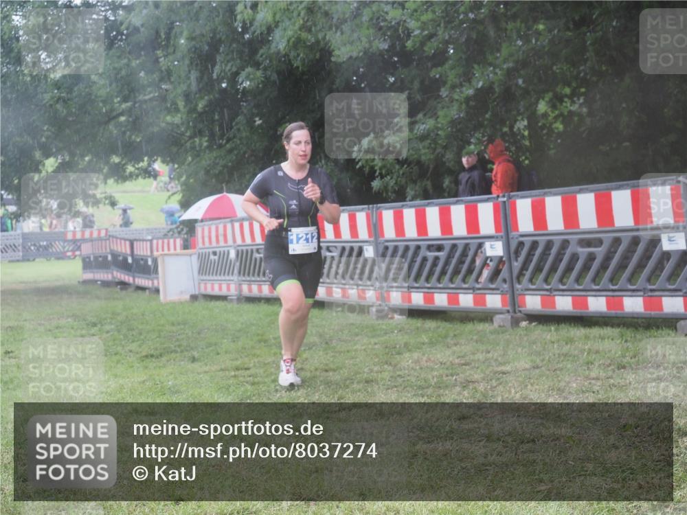 21.06.2025 - 27. Vierlanden-Triathlon KatJ http://msf.ph/oto/8037274 15.06.2025 14:17:58 Ziel 1212 meine-sportfotos.de