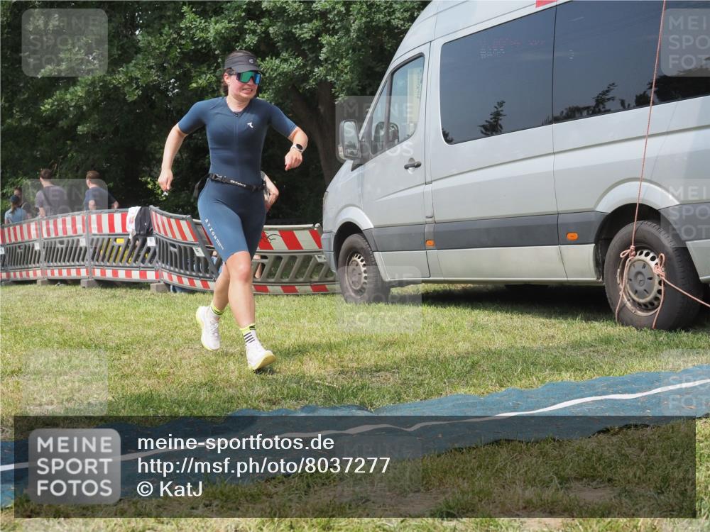 21.06.2025 - 27. Vierlanden-Triathlon KatJ http://msf.ph/oto/8037277 15.06.2025 11:27:26 Schwimmen 884 meine-sportfotos.de